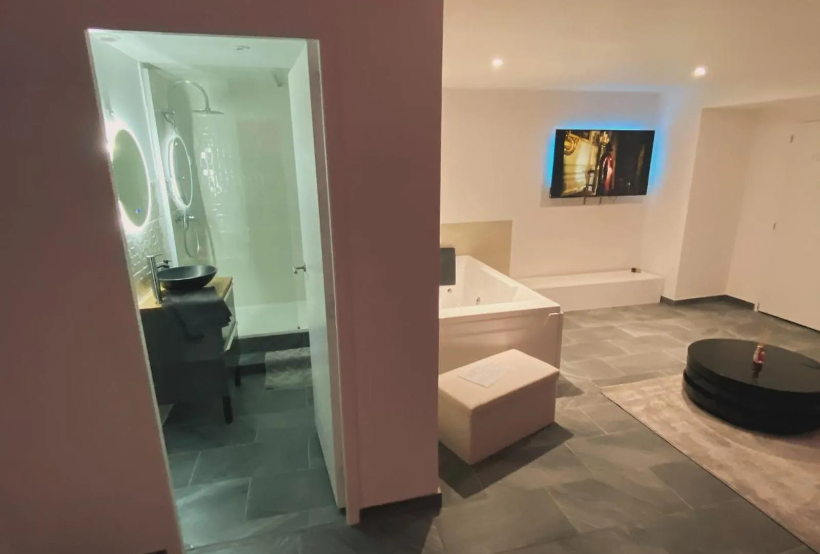 Cosy Home Avec Spa - Prox Airport, Cnpe, Eurexpo Pont-de-Cheruy 0*,  France